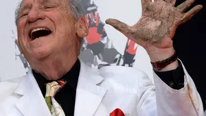 Farsă la Hollywood: Mel Brooks a lăsat în ciment amprenta unei mâini cu şase degete - FOTO