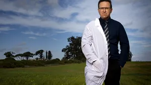 COMENTARIU Lelia Munteanu | Prof.dr. Hagai Levine: Ministrul Sănătăţii nu trebuie să fie medic, dar să aibă capacitatea de a-i înţelege pe specialişti  

