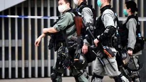 Ziua decisivă în Hong Kong. Parlamentul discută legea ce ar spori controlul Chinei asupra oraşului. Poliţia, scut uman în jurul clădirii