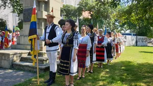 Eveniment unic în România: Paradă cu 24 de steaguri istorice, la Bistriţa | GALERIE FOTO, VIDEO