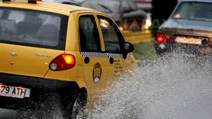 Circulaţie întreruptă pe DN 6, după ce o cisternă şi un TIR surprinse de aluviuni au blocat şoseaua