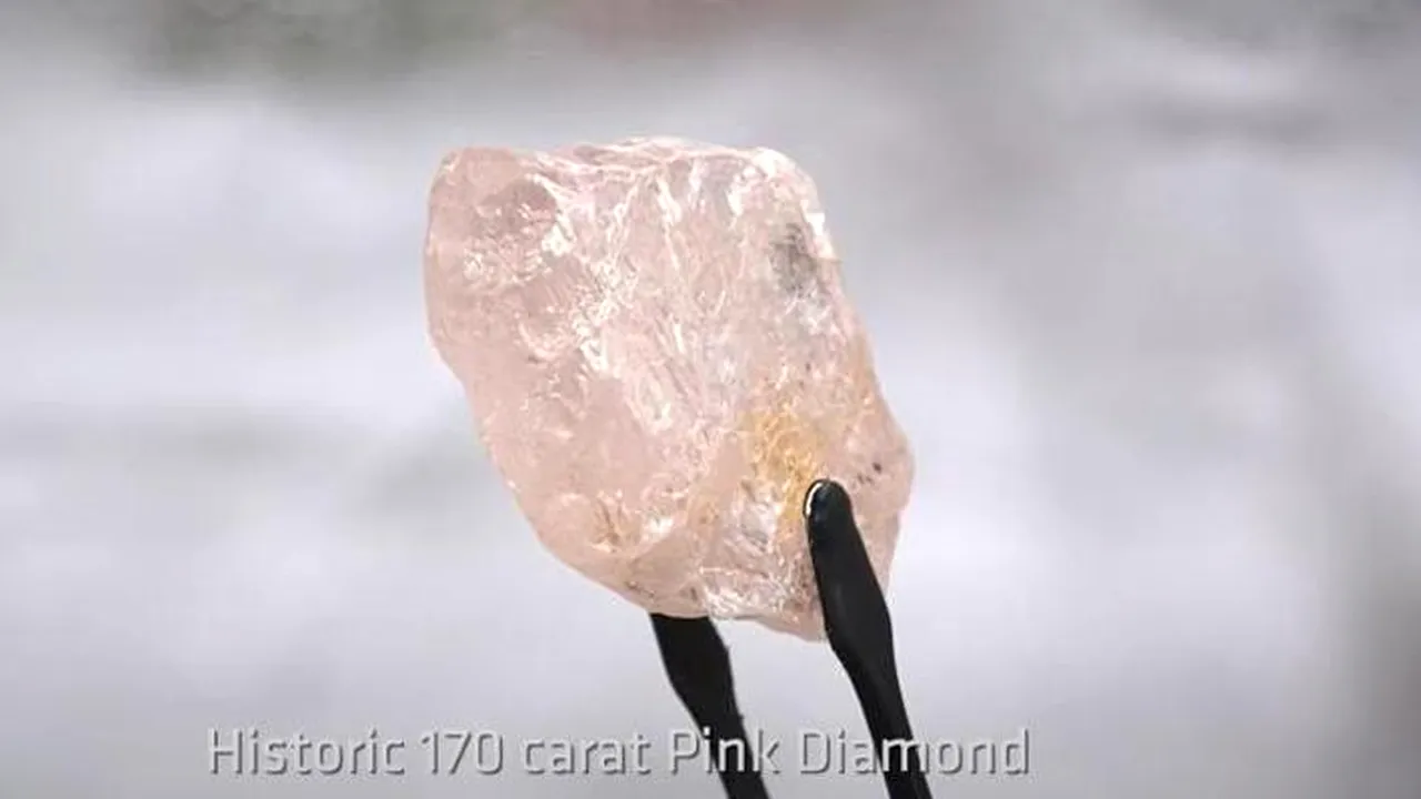 Cel mai mare diamant roz găsit în ultimii 300 de ani
