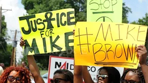 FBI a deschis o anchetă după uciderea unui tânăr de culoare de către un poliţist, la Ferguson