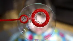 Caz grav în Suceava: Un copil de doi ani a ajuns la spital, după ce a băut soluţia de săpun cu care făcea baloane