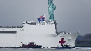 Spitalul plutitor USNS Comfort de 70.000 de tone a ajuns la New York să ajute în lupta cu COVID-19. Are 1000 de paturi şi 12 săli de operaţie. FOTO