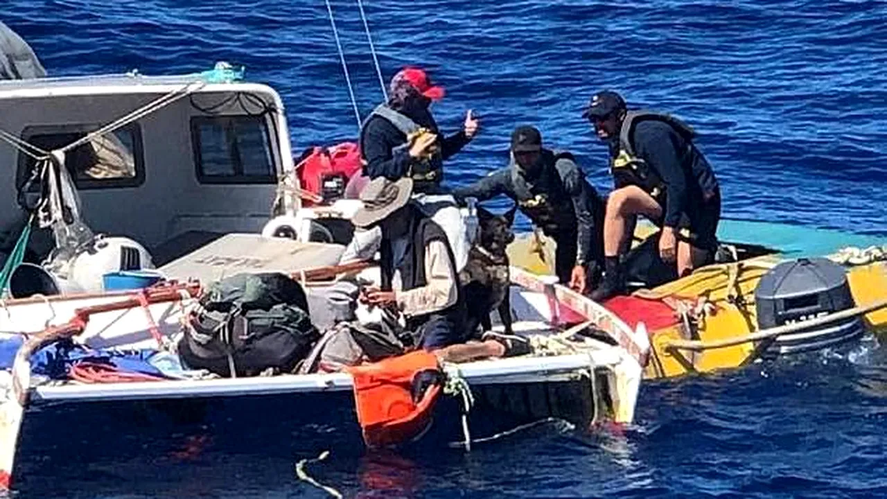 Un marinar şi un câine au supravieţuit două luni într-o barcă aflată în derivă pe mare