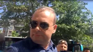 SCANDAL Vâlcov - protestatarul Ceauşescu. Au ajuns la poliţie după ce Vâlcov a fost huiduit la ieşirea din instanţă | VIDEO