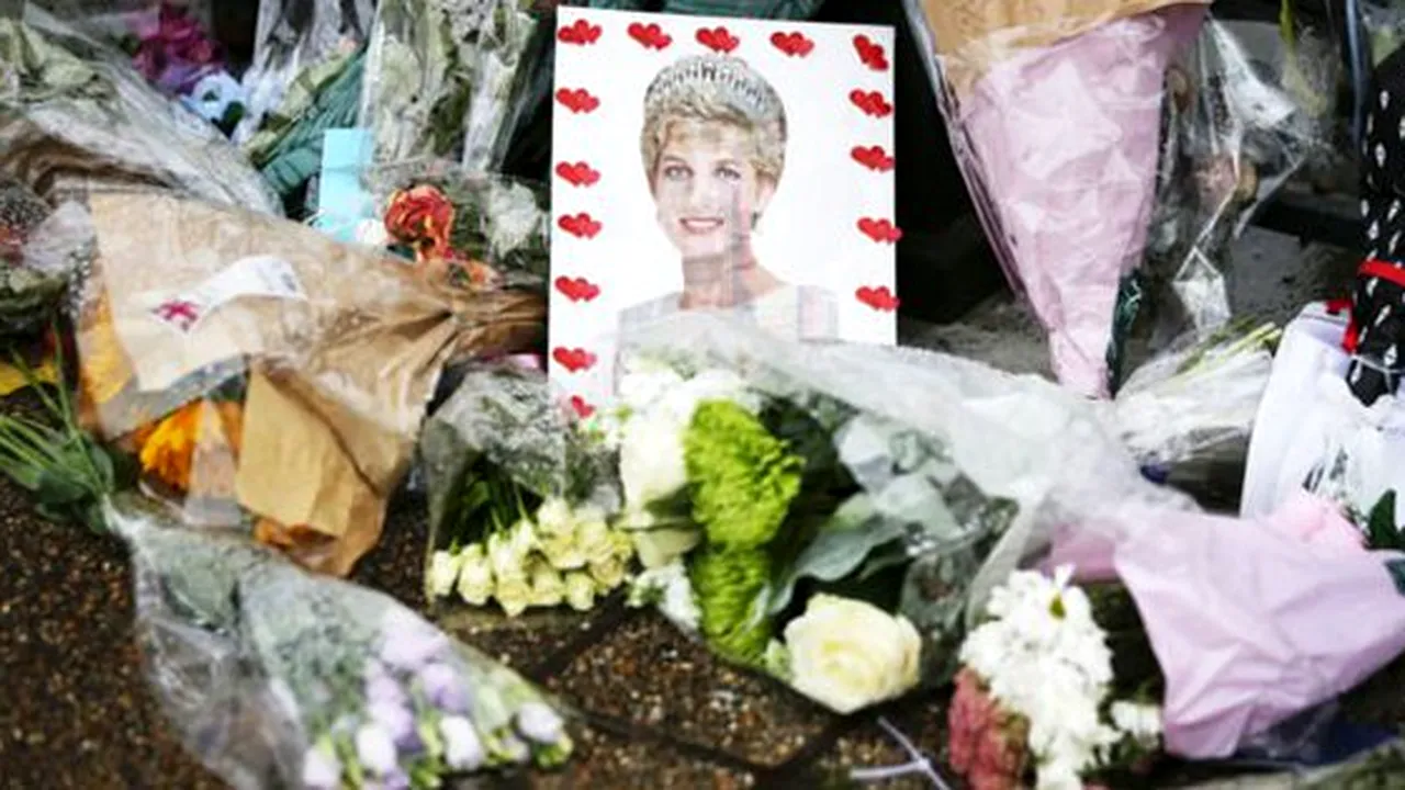 FOTO, VIDEO | Zeci de britanici s-au adunat în faţa Palatului Kensington pentru a aduce un omagiu Prinţesei Diana