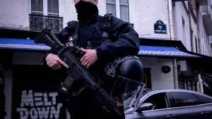 Atac într-o secţie de poliţie de la periferia Parisului. O persoană a fost ucisă