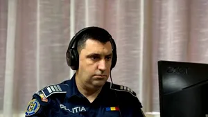 Un operator 112 a convins un bărbat să coboare de pe un stâlp de unde ameninţa că se aruncă