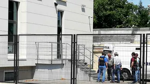 CRIMA din Caracal, prima zi de anchetă. Gheorghe Dincă, SCOS în huiduieli din locuinţă/ Oasele găsite „par umane, dar vechi”/ Scafandrii au căutat probe într-un LAC din apropiere/ Părinţii Alexandrei au fost SUNAŢI în ziua în care fata a fost răpită