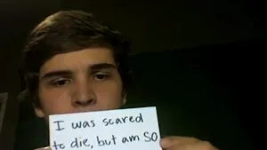 VIDEO EMOŢIONANT: Povestea de viaţă a unui adolescent şi lupta lui cu moartea. La doar o săptămână după filmare a murit