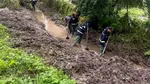Peste 300 de pompieri militari intervin la Broșteni pentru îndepărtarea nămolului în urma inundațiilor