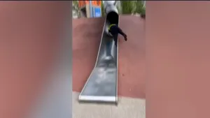 Un poliţist s-a făcut de râs încercând toboganul pentru copii. Ofiţerul s-a ales şi cu lovituri la cap

