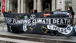 Apar tot mai multe teorii conspiraţionale privind schimbările climatice. Cine se află în spatele lor