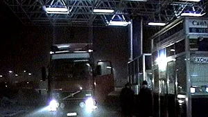 În jur de două sute de TIR-uri aşteaptă să intre sau să iasă din ţară prin Vama Petea