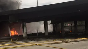 VIDEO O porţiune dintr-o autostrada americană s-a prăbuşit după un incendiu 