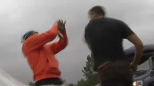 Dolj: Bărbat care a filmat două persoane când se înecau, bătut de un tânăr care a încercat să le ajute - VIDEO