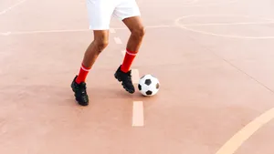 L-au dat afară pentru un meci de fotbal. Acum firma trebuie să-i plătească 12 salarii