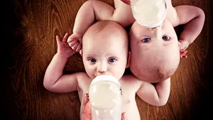 Povestea gemenilor care s-au născut în zile, ani şi decenii diferite. Cum a fost posibil