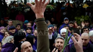 Conflict între zeci de susţinători ai lui Victor Ponta şi Dan Diaconescu, la Târgu Jiu. Un tânăr a ajuns la spital