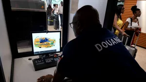 O simplă amintire din vacanța în Egipt îl poate costa cinci ani de închisoare. Ce au găsit vameșii în bagajul unui turist