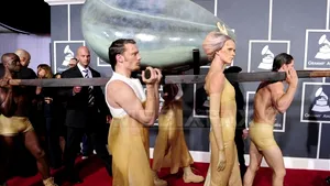 Grammy 2011: Ce ţinute au purtat vedetele. Care este cea mai reuşită? - GALERIE FOTO