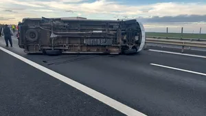 Un microbuz cu 11 pasageri s-a răsturnat în Arad / O persoană a murit, una e rănită