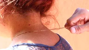 Un moment de tandreţe a lăsat o femeie de 65 de ani fără ceasul de la mână şi fără lănţişorul de la gât