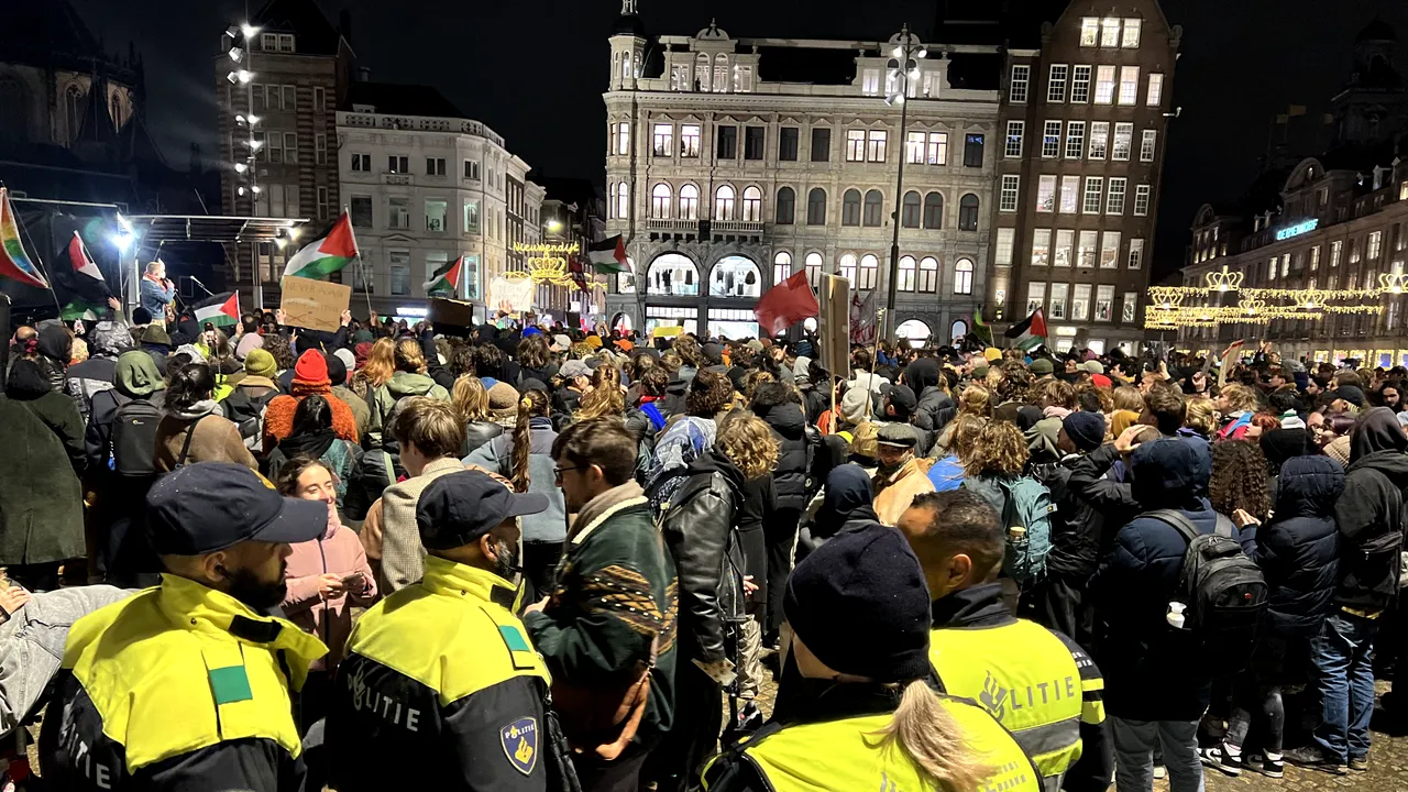 Proteste în Amsterdam din cauza victoriei unui partid extremist. Liderul său promite schimbări majore în societatea olandeză