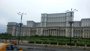 Taximetrişti nemulţumiţi de impozitarea bacşişului au protesat în faţa Guvernului şi Parlamentului