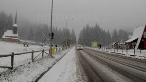 Avertizare rutieră: Poliţia recomandă şoferilor să circule cu prudenţă în zona montană, unde ninge viscolit