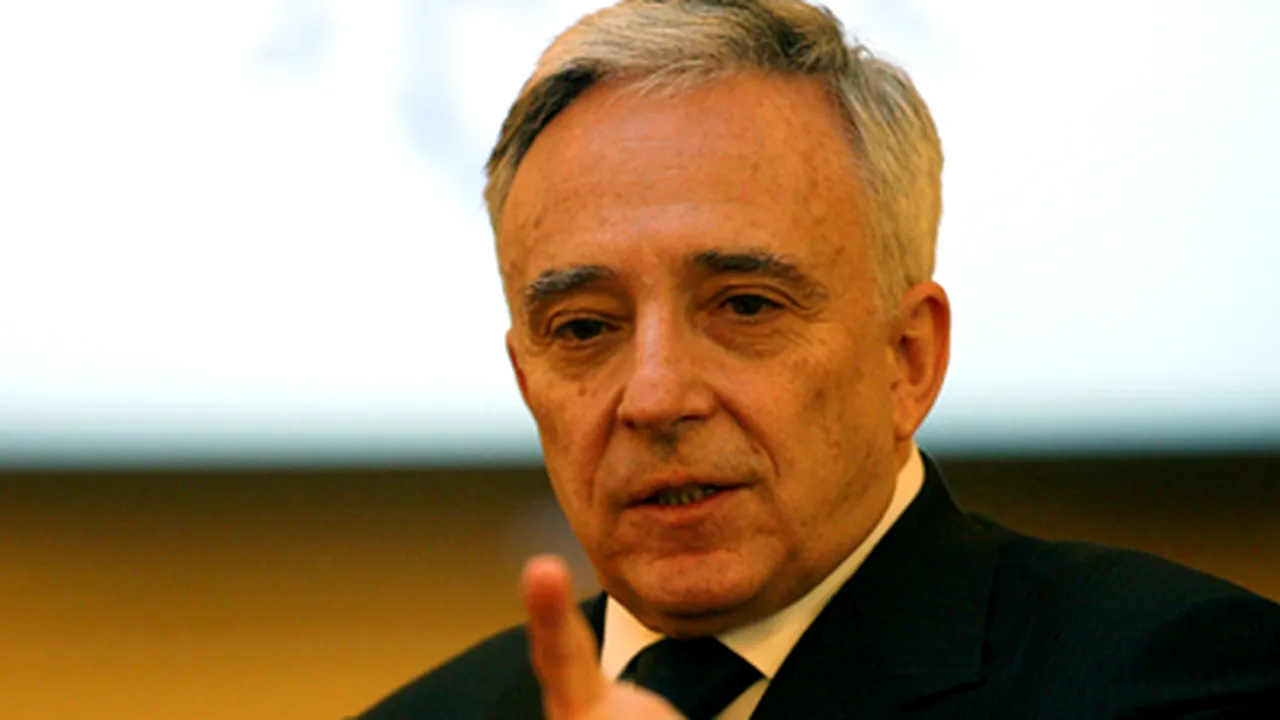 Isărescu atrage atenţia băncilor să nu îşi ajute clienţii prea târziu