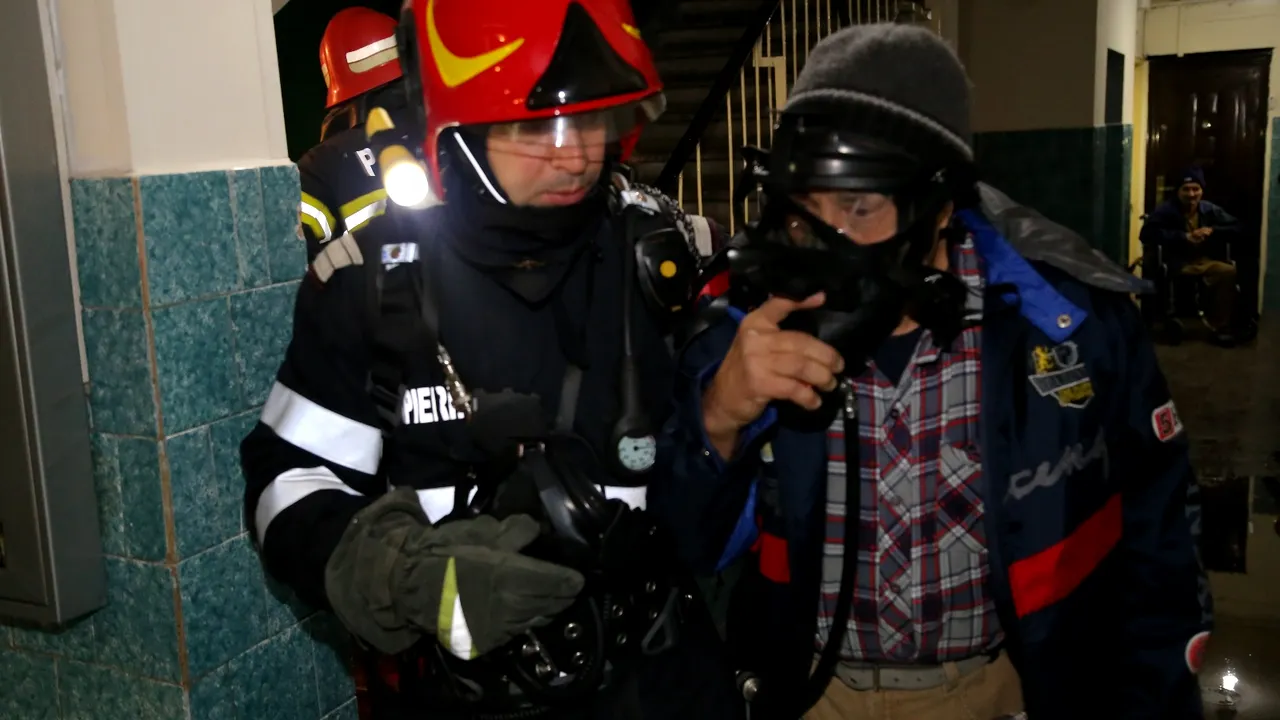 Drama la Petroşani: Un tânăr s-a aruncat de la etaj ca să scape din incendiul izbucnit în bloc