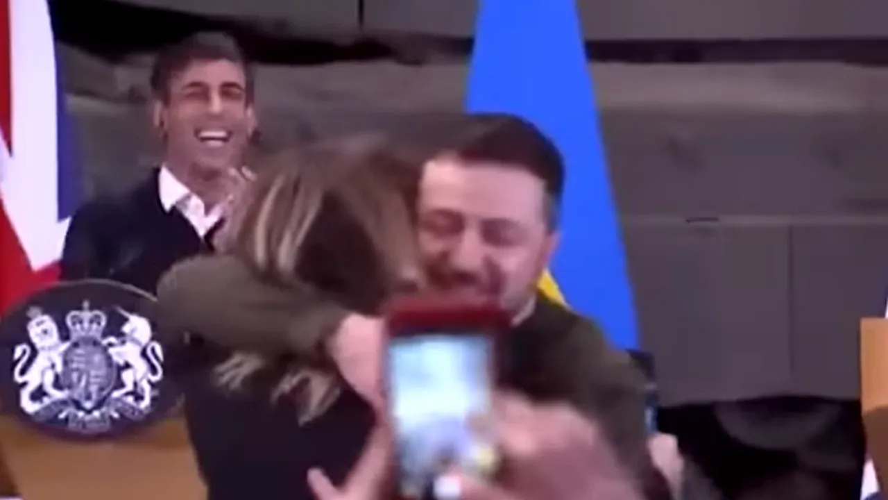 O femeie, alta decât Olena Zelenska, l-a luat în braţe pe şeful Ucrainei: De ce nu?