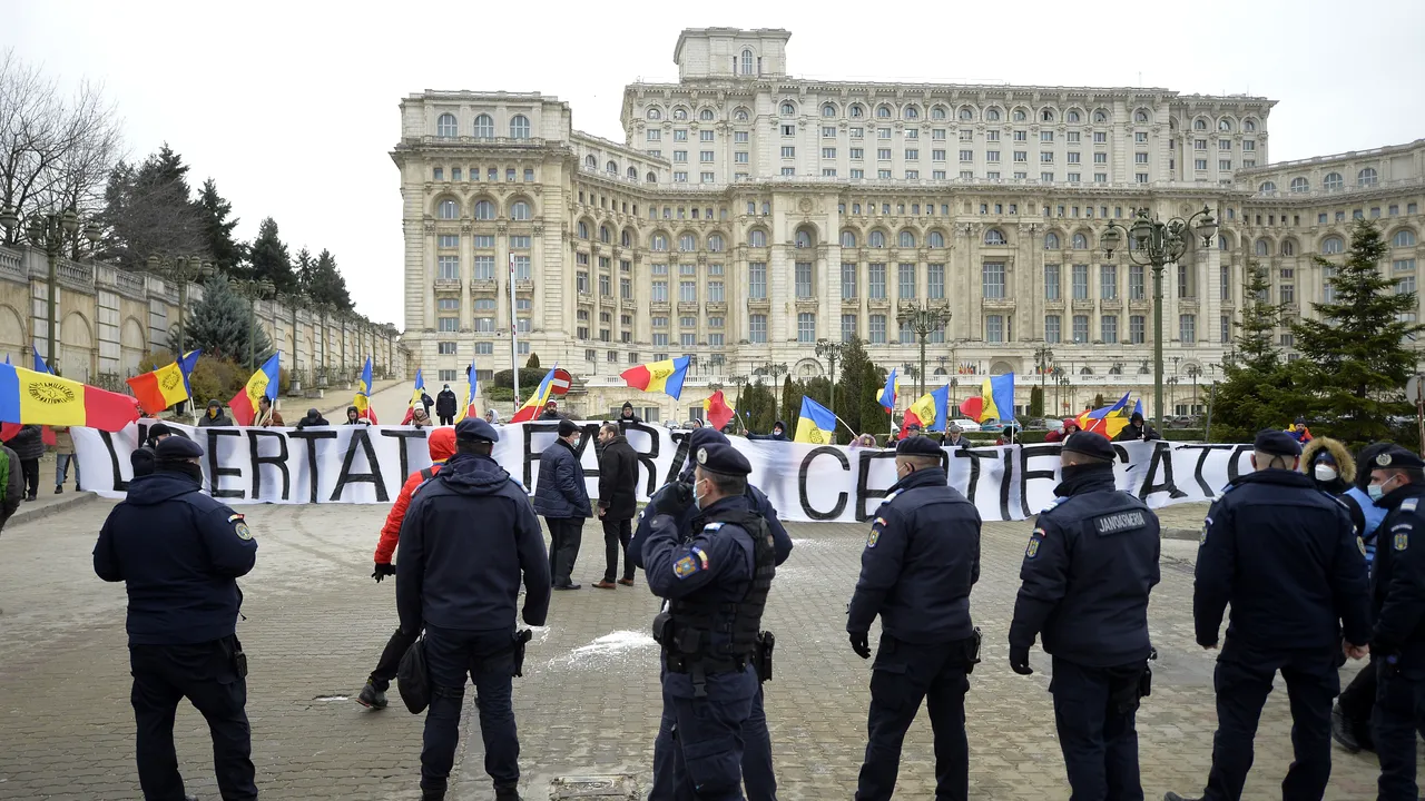 Apelul prefectului Capitalei către protestatarii AUR: Plecaţi din curtea Parlamentului! 