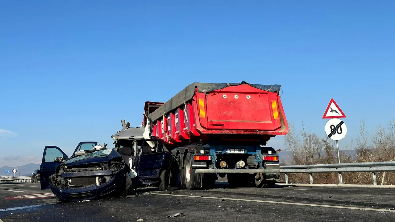 Accident grav între o maşină şi un TIR în Gorj. Un bărbat a murit iar traficul este blocat