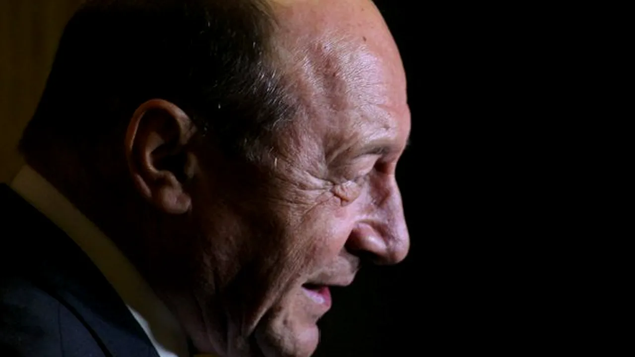 Băsescu: Creşterea salariului minim ar trebui discutată doar la mijlocul anului viitor
