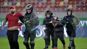 Bătaie după derby-ul FCSB-Dinamo: Zece persoane, amendate şi interzise pe stadion / Clubul lui Becali şi firma de securitate, amendaţi cu câte 5.000 de lei - GALERIE FOTO