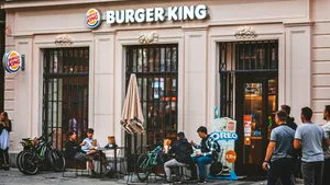 Un restaurant Burger King din Franța a fost închis după intoxicații și probleme de igienă