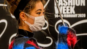 Săptămâna modei la Londra: măşti chirurgicale şi soluţii dezinfectante, accesorii „must-have”