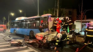 Accident grav lângă un cimitir din Sibiu. Sunt implicate două autobuze şi un autoturism
