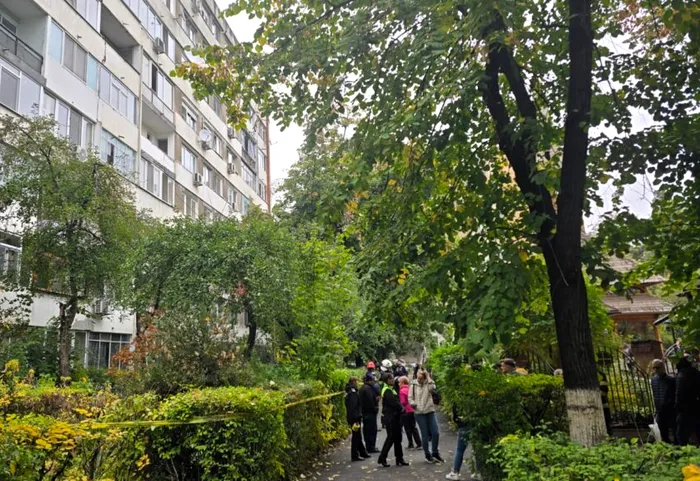 UPDATE Crăpătură între două scări ale unui bloc cu risc seismic din Sectorul 6. Locatarii, evacuați preventiv. Nu e clar dacă incidentul s-a produs în urma seismului din această săptămână / Anunțul lui Raed Arafat