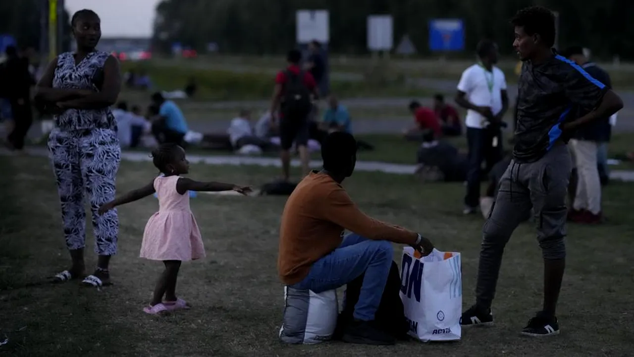 Guvernul Olandei anunţă că nu mai primeşte temporar migranţi. Premierul, ruşinat după ce sute de solicitanţi de azil au dormit afară