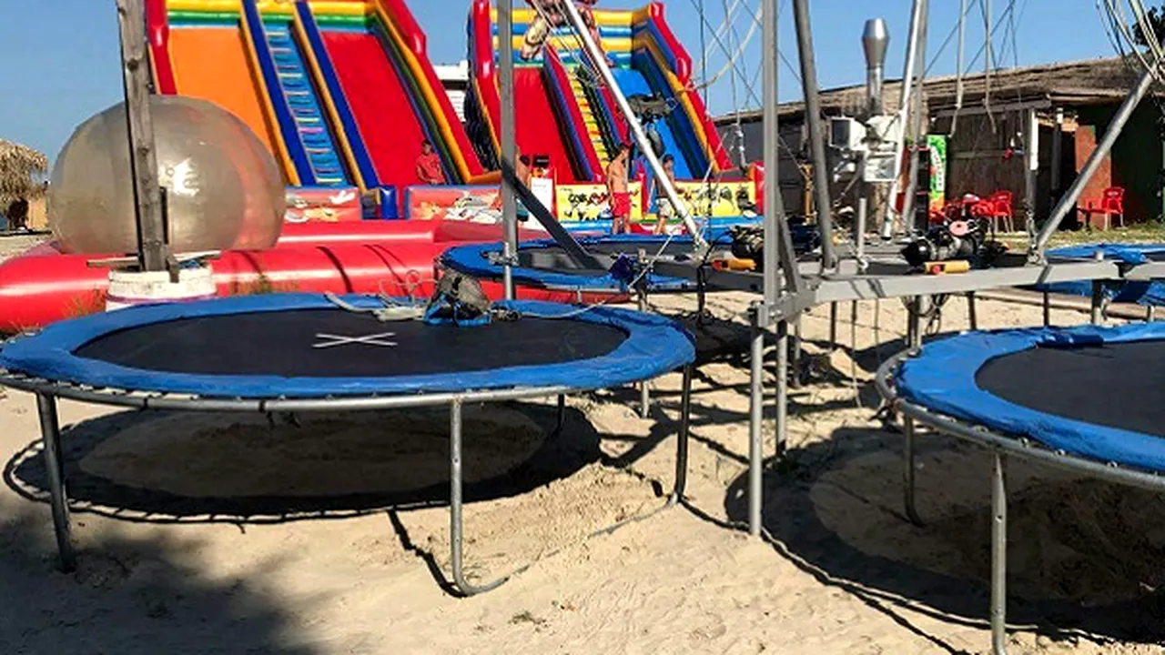 FOTO, VIDEO | Toate spaţiile de joacă de pe litoral, verificate după ce corzile unei trambuline elastice s-au rupt cu un copil. 