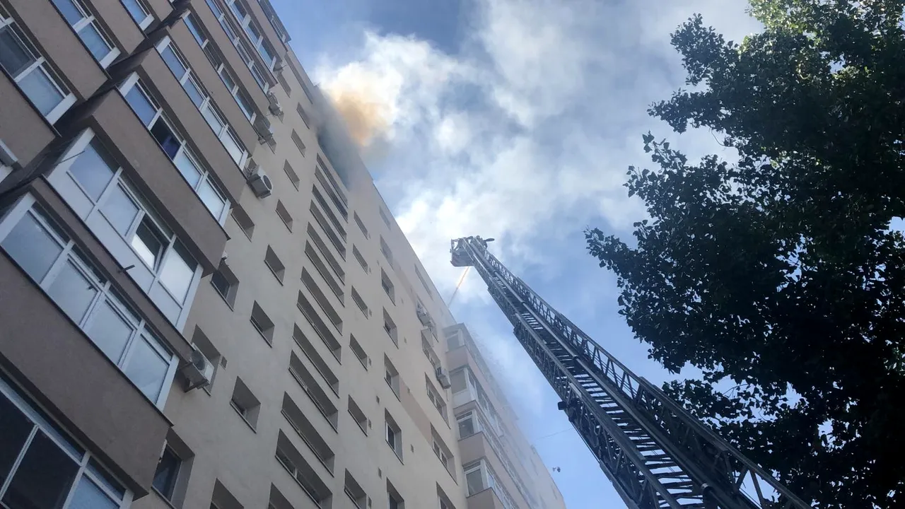 VIDEO Incendiu la un bloc din Capitală. Salvatorii au acordat primul ajutor pentru 9 persoane