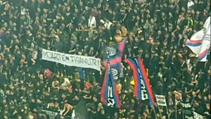 O nouă pată asupra imaginii sportului românesc. Fanii FCSB-ului au afişat mesaje rasiste la meciul cu Rapid