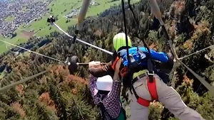 IMAGINILE ZILEI: Clipe de coşmar pentru un bărbat în Elveţia, după ce pilotul a uitat să-l cableze în timp ce făceau paragliding