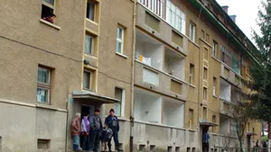 Zeci de apartamente din sudul Petroşaniului inundate