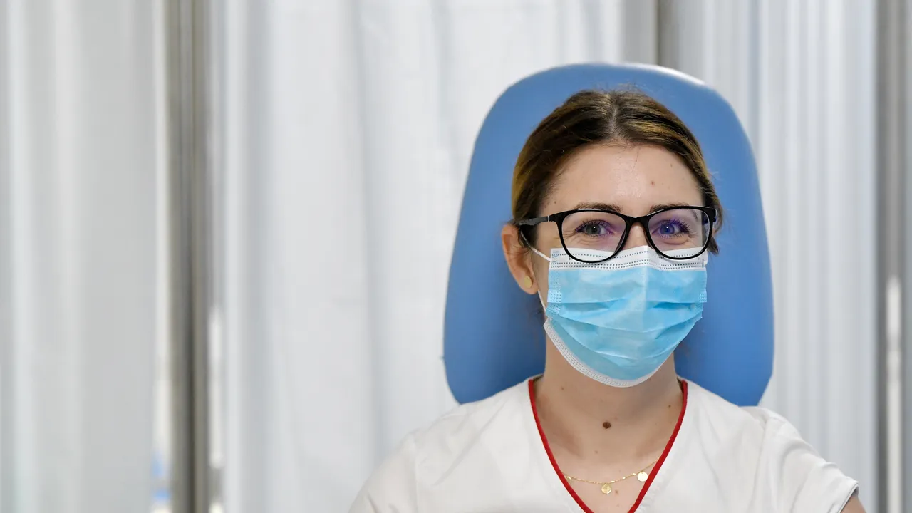 Cine este Mihaela Anghel, asistenta care a devenit prima persoană vaccinată din România GALERIE FOTO